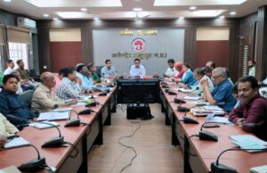 लोक सेवा केंद्र की अधिसूचित सेवाओं का प्राथमिकता के आधार पर लोगों को दिलाएं लाभ: कलेक्टर