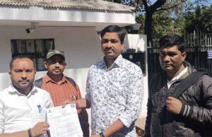 छटनी रोकने और लंबित वेतन दिलाने की मांग को लेकर मनरेगा के दैनिक वेतन भोगी कर्मचारियों ने डिप्टी सीएम शर्मा के नाम पर सौंपा ज्ञापन