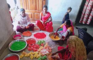 नक्सल प्रभावित गांव की महिलाओं ने नक्सलियो के डर से छोड़ा गांव, पांच सालों से होली के मौके पर गुलाब बनाकर कमा रही हजारों रूपए