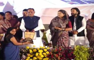 मुख्यमंत्री साय ने उत्कृष्ट कार्य पर राम कुमारी चौहान का किया सम्मान