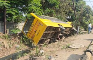 बड़ा हादसा टला: तेज रफ्तार स्कूल की बस पलटी, बच्चे नहीं थे सवार