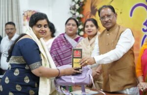 मुख्यमंत्री विष्णुदेव साय ने जनसंपर्क विभाग की महिला अधिकारियों को किया सम्मानित