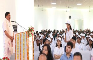 मुख्यमंत्री ने निभाई शिक्षक की भूमिका और भावी वैज्ञानिकों से किया संवाद