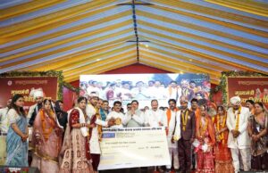 सामूहिक विवाह समारोह में CM मोहन यादव ने नव वर- वधु पर की फूलों की वर्षा