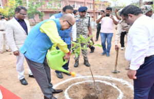 रायपुर : एक पेड़ माँ के नाम अभियान के तहत् राज्यपाल श्री रमेन डेका ने लगाए रूद्राक्ष के पौधे