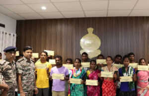 बीजापुर में सरेंडर करने वाले 22 में से चार नक्सलियों के पर 26 लाख रुपये का इनाम घोषित था