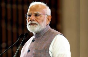 और लोग हिल जाते थे पीएम मोदी ने कहा कि मंदिर, चर्च, गुरुद्वारा, खेत बस एक नोटिस आता था और लोग अपने ही घर के कागज ढूंढने लग जाते थे