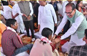 केंद्रीय मंत्री शिवराज सिंह, मुख्यमंत्री विष्णु देव साय और अन्य मंत्रियों ने पीएम आवास के हितग्राहियों के पाँव पखारे