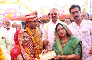 मंत्री राजपूत ने सपत्नीक विवाह समारोह में मांगलिक गीत पर किया नृत्य