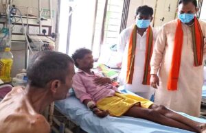 मंत्री जायसवाल नेअस्पताल में भर्ती मरीजों एवं परिजनों से की बातचीत, सुविधाओं का लिया जायजा