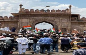 भोपाल में नमाज के बाद मस्जिद परिसर में मुस्लिम समुदाय के लोगों ने पाकिस्तान के खिलाफ जमकर गुस्सा जाहिर किया