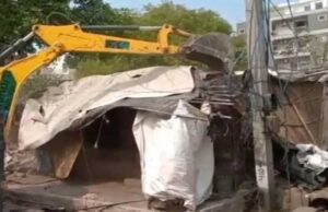 राजधानी दिल्ली के कालकाजी में चला बुलडोजर, 1300 झुग्गियों को किया जा रहा धवस्त