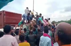 छत्तीसगढ़ के बेमेतरा में मुर्गियों से भरा वाहन पलटा, घायल ड्राइवर को बचाना छोड़ मुर्गियां लूटकर भागे लोग