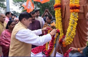 सीएम यादव, वीडी शर्मा और हितानंद शर्मा ने डॉ. श्यामा प्रसाद मुखर्जी की प्रतिमा पर श्रद्धांजलि अर्पित की