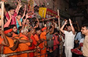 भोलेनाथ के दरबार में हाजिरी लगाने उमड़े भक्त,काशी विश्वनाथ मंदिर में दर्शन को लंबी कतारें