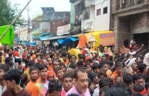 सावन के दूसरे सोमवार को अयोध्या में शिवभक्तों की भीड़ उमड़ी, श्रद्धालुओं ने सरयू में डुबकी लगाकर जलाभिषेक किया