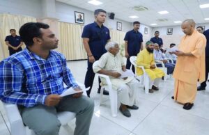 मुख्यमंत्री योगी ने दिव्यांग की बात सुनी और उन्हें मोटराइज्ड ट्राई साइकिल दिलाने को निर्देशित किया