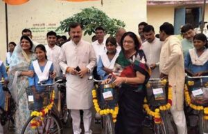 स्कूल शिक्षा मंत्री ने विद्यार्थियों को वितरित की नि:शुल्क साईकिल