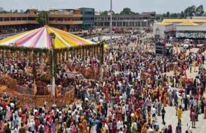 सावन की आस्था चरम पर, कुबेरेश्वरधाम में उमड़े शिवभक्त, 1.25 लाख ने जल चढ़ाया