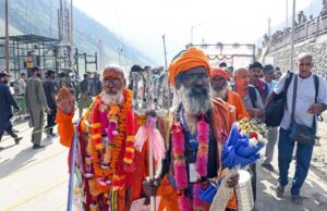 कड़ी सुरक्षा के बीच अमरनाथ गुफा में भगवान शिव की आराधना के लिए श्रद्धालुओं का पहला जत्था रवाना हुआ