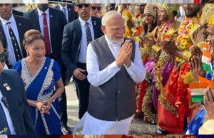 त्रिनिदाद एवं टोबैगो की प्रधानमंत्री कमला प्रसाद बिसेसर ने अपनी पूरी कैबिनेट के साथ एयरपोर्ट पर पीएम मोदी का स्वागत किया