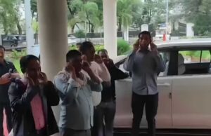 कवर्धा में कलेक्टर गोपाल वर्मा हाजिरी रजिस्टर लेकर कार्यालय के गेट पर बैठे, देर से आने वाले कर्मचारियों को दी सजा