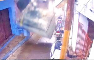 मध्य प्रदेश: शाजापुर होटल की पहली मंजिल का शौचालय गिरा, स्कूटी क्षतिग्रस्त