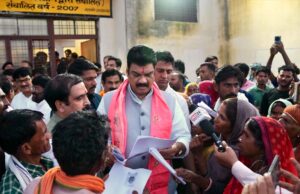 बाढ़ प्रभावितों से मिलने गुना पहुंचे खाद्य मंत्री, प्रभावित इलाके के नागरिकों से की मुलाकात