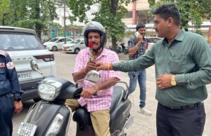 इंदौर में हेलमेट वालों को सरकारी दफ्तरों में स्पेशल ट्रीटमेंट, नियम न मानने वालों को रोक