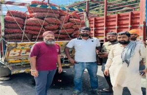हाईवे पर फंसे मालवाहक वाहन, भाड़ा भी नहीं मिलेगा; बर्बाद हो रही लाखों की सब्जियां