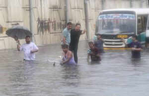 भारी बारिश ने बिगाड़ा दिल्ली-NCR का हाल, 250 फ्लाइट्स प्रभावित, सड़कें बनी तालाब