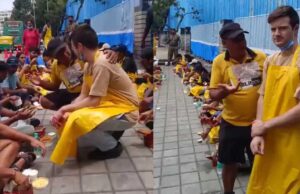 सफाई पर सवाल उठे तो कमिश्नर उतरे मैदान में, फुटपाथ पर बैठकर खाया खाना