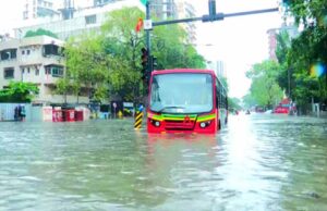 बदरा बरसे मुंबई पर, मराठवाड़ा में बारिश ने मचाया कहर; CM ने राहत कार्यों का जायजा लिया