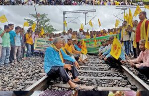 कुड़मी समाज का आंदोलन उग्र, तीर-धनुष के साथ पारसनाथ स्टेशन पर रेल रोककर जताया विरोध