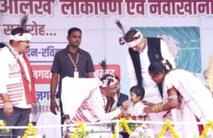 मुख्यमंत्री साय का स्नेहभरा अंदाज़, नन्ही भूमिका को महुआ लड्डू खिलाकर किया दुलार