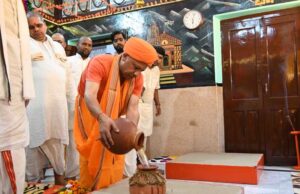गोरखनाथ मंदिर के शक्तिपीठ में गोरक्षपीठाधीश्वर एवं मुख्यमंत्री योगी आदित्यनाथ ने की कलश स्थापना