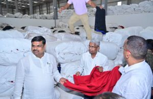 हाथकरघा उद्योग को बढ़ावा देने ग्रामोद्योग मंत्री का बुनकर संघ गोदाम दौरा