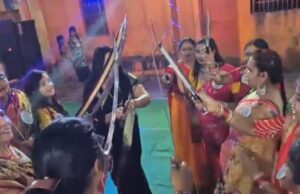 तलवार लिए नवरात्र डांस करती महिलाएं, सोशल मीडिया पर मचा धमाल