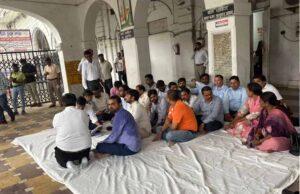 अवैध कब्जा हटाने गई टीम पर FIR, लेखपाल-नायब तहसीलदारों ने धरना दिया