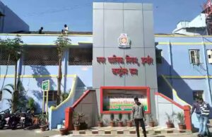 साइनबोर्ड विवाद: इंदौर में नगर निगम के दो कर्मचारियों पर कार्रवाई, एक की नौकरी गई