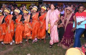 रायपुर: महिला एवं बाल विकास मंत्री श्रीमती राजवाड़े संबलपुर में करमा तिहार उत्सव में हुईं शामिल