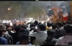 भोपाल में गणपति जुलूस पर हिंसा, जनता ने पुलिस थाने के बाहर किया प्रदर्शन