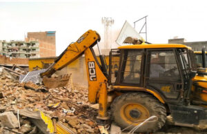 गुजरात में बड़ी कार्रवाई: साबरमती तट पर 700+ निर्माण ढहाए गए, प्रशासन का सख्त एक्शन