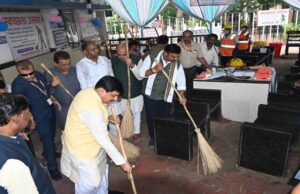 मुख्यमंत्री ने रानी दुर्गावती चिकित्सालय में स्वच्छता के लिए किया श्रमदान