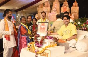 परिवार संग सलाम बने ‘राजवीर’, पं. धीरेंद्र शास्त्री के सान्निध्य में अपनाया सनातन धर्म