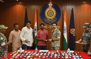 सुरक्षा के साथ सौगात: दंतेवाड़ा पुलिस ने धनतेरस पर नागरिकों को लौटाए 107 मोबाइल