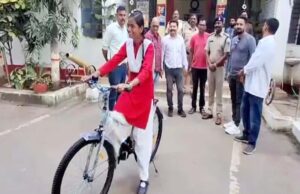 छिंदवाड़ा में मानवीय चेहरा: छात्रा की मदद को आगे आए थाना इंचार्ज, एक्सीडेंट में टूटी साइकिल की जगह दिलाई नई