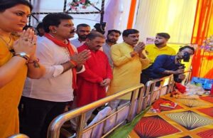 उपमुख्यमंत्री शर्मा माँ दुर्गा की महाआरती में शामिल हुए, भजन सेवा की, नवरात्र पर्व पर किया मंदिरों एवं पंडालों का दर्शन
