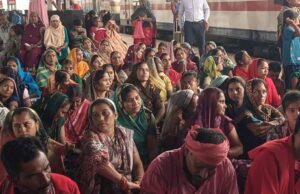 रेलवे स्टेशनों पर बैटरी गाड़ियों के खिलाफ कुलियों का हल्ला, राजनीतिक समर्थन भी साथ