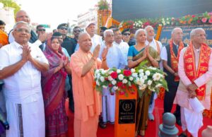 वित्त मंत्री निर्मला सीतारमण व सीएम योगी आदित्यनाथ ने किया दक्षिण के तीन संतों की मूर्तियों का अनावरण